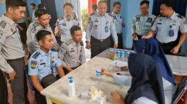 Kalapas Kuala Tungkal I Gusti Lanang ACP didampingi Kasi Binadik dan Giatja Ali Sodikin menunjukkan Sampel Urine usai di Tes, Rabu (28/6/23). FOTO : Humas 