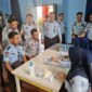Kalapas Kuala Tungkal I Gusti Lanang ACP didampingi Kasi Binadik dan Giatja Ali Sodikin menunjukkan Sampel Urine usai di Tes, Rabu (28/6/23). FOTO : Humas 