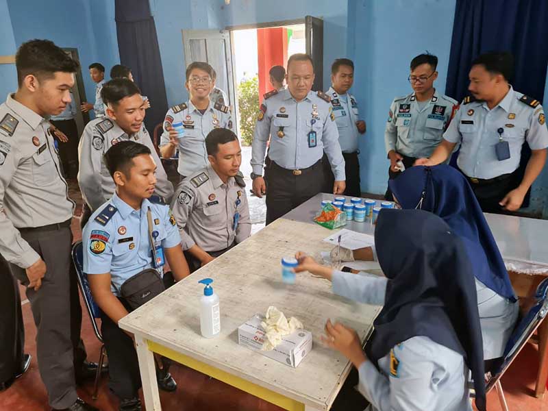 Kalapas Kuala Tungkal I Gusti Lanang ACP didampingi Kasi Binadik dan Giatja Ali Sodikin menunjukkan Sampel Urine usai di Tes, Rabu (28/6/23). FOTO : Humas 