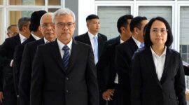 Tiga besar calon Direktur Polteknaker periode 2026–2030. Proses seleksi ketat melalui Sidang Senat Tertutup ini dilakukan guna menjaring pemimpin visioner yang mampu menjawab tantangan dunia kerja global. (Foto: Biro Humas Kemnaker)