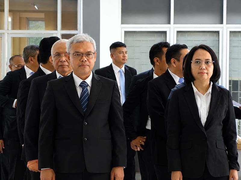 Tiga besar calon Direktur Polteknaker periode 2026–2030. Proses seleksi ketat melalui Sidang Senat Tertutup ini dilakukan guna menjaring pemimpin visioner yang mampu menjawab tantangan dunia kerja global. (Foto: Biro Humas Kemnaker)