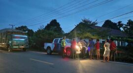 Personel Satlantas Polres Muaro Jambi Memberikan Tindakan Tilang Terhadap Truk yang Tidak Indahkan SE Gubernur Terkait Angkutan Selama Mudik Lebaran. FOTO : Humas PMJ