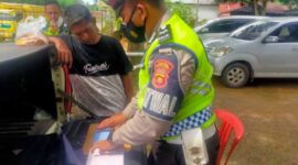 Petugas Satlantas Polres Muaro Jambi Menilang Kendaraan Angkutan Batu Bara yang kedapatan Langgar Jam Operasional. (Humas PMJ)
