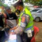 Petugas Satlantas Polres Muaro Jambi Menilang Kendaraan Angkutan Batu Bara yang kedapatan Langgar Jam Operasional. (Humas PMJ)