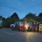 Personel Satlantas Polres Muaro Jambi Memberikan Tindakan Tilang Terhadap Truk yang Tidak Indahkan SE Gubernur Terkait Angkutan Selama Mudik Lebaran. FOTO : Humas PMJ