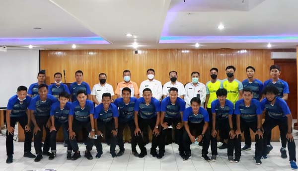 Wakil Bupati Kabupaten Tanjung Jabung Barat, Jambi Hairan, SH melepas Tim Sepak Bola Tanjab Barat untuk mengikuti kejuaraan Gubernur Cub Jambi 2022. FOTO : Prokopim