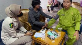 Tim Medis Polres Muaro Jambi Saat Lakukan Pengecekan Kesehatan Pendamping Kafilah MTQ Ke 51 Tingkat Provinsi Jambi di rumah dinas Bupati Muaro Jambi, Jumat (28/10/22). FOTO : Humas PMJ