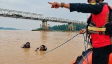 Tim Penyelamat (Rescue) Basarnas Jambi melakukan koordinasi dari atas perahu karet saat dua personel penyelam menyisir aliran Sungai Batanghari di Desa Rantau Kapas Mudo, Tembesi, Batang Hari, Jambi, Kamis (15/10/2026). (FOTO : Humas BASARNAS Jambi)