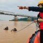 Tim Penyelamat (Rescue) Basarnas Jambi melakukan koordinasi dari atas perahu karet saat dua personel penyelam menyisir aliran Sungai Batanghari di Desa Rantau Kapas Mudo, Tembesi, Batang Hari, Jambi, Kamis (15/10/2026). (FOTO : Humas BASARNAS Jambi)