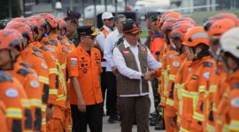 Acara Pelepas 73 Personel Indonesia Search and Rescue (INASAR) Menuju Lokasi Terdampak Gempa di Myanmar oleh Deputi Bidang Operasi Pencarian dan Pertolongan, dan Kesiapsiagaan Laksda TNI R. Eko Suyatno dan Kepala Kepala BNPB Letjen TNI Suharyanto m, Selasa (1/4/2025). FOTO : HMS