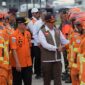 Acara Pelepas 73 Personel Indonesia Search and Rescue (INASAR) Menuju Lokasi Terdampak Gempa di Myanmar oleh Deputi Bidang Operasi Pencarian dan Pertolongan, dan Kesiapsiagaan Laksda TNI R. Eko Suyatno dan Kepala Kepala BNPB Letjen TNI Suharyanto m, Selasa (1/4/2025). FOTO : HMS