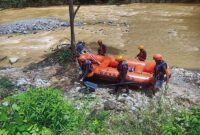 Tim SAR Menelusuri Sungai Cari Korban Hilang Tergelincir di Jembatan di Sungai Batang Bungo. FOTO : HMS