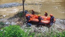 Tim SAR Menelusuri Sungai Cari Korban Hilang Tergelincir di Jembatan di Sungai Batang Bungo. FOTO : HMS