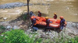 Tim SAR Menelusuri Sungai Cari Korban Hilang Tergelincir di Jembatan di Sungai Batang Bungo. FOTO : HMS