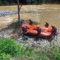 Tim SAR Menelusuri Sungai Cari Korban Hilang Tergelincir di Jembatan di Sungai Batang Bungo. FOTO : HMS