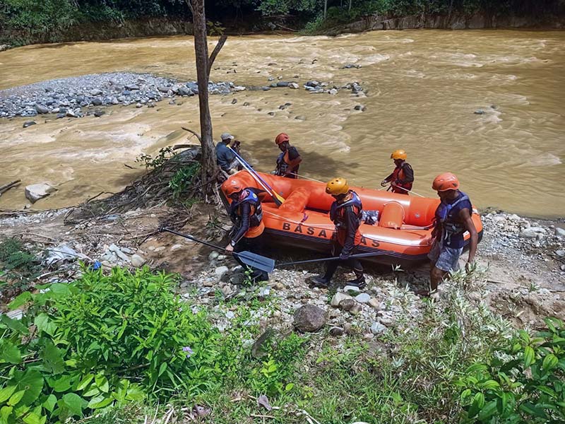 Tim SAR Menelusuri Sungai Cari Korban Hilang Tergelincir di Jembatan di Sungai Batang Bungo. FOTO : HMS