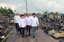 Gubernur Jambi Al Haris didampingi Bupati Tanjab Barat Anwar Sadat dan rombongan berjalan di antara puing-puing sisa kebakaran saat meninjau langsung lokasi terdampak di Kelurahan Teluk Nilau, Rabu (6/5/2026). Kunjungan ini bertujuan untuk menyerahkan bantuan sekaligus memastikan percepatan pemulihan bagi 70 kepala keluarga yang kehilangan tempat tinggal. (FOTO : Dok. PROKOPIM)
