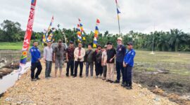 Kabag Kesra Hidayat Kasuma mendampingi Asisten I (Satu) Hidayat, SH, MH dan panitia pelaksana meninjau persiapan Arena Utama kegiatan MTQ ke-50 di Desa Suak Labu, Kecamatan Kuala Betara. FOTO : Ist