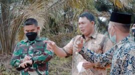 Wakil Bupati Tanjab Barat, Hairan bersma Dandim 0419/Tanjab Letkol Inf Erwan Susanto, SIP Saat Meninjau lokasi sasaran TMMD Kodim Tanjab 2022 di wilayah kecamatan Muara Papalik, Kamis (15/04/21)