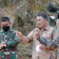 Wakil Bupati Tanjab Barat, Hairan bersma Dandim 0419/Tanjab Letkol Inf Erwan Susanto, SIP Saat Meninjau lokasi sasaran TMMD Kodim Tanjab 2022 di wilayah kecamatan Muara Papalik, Kamis (15/04/21)