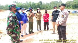 Kapolsek Sungai Gelam IPDA Yohanes Candra, SE Bersama Tim Terpadu Pengecekan Hotspot, Senin (8/8/22). FOTO : Humas PMJ