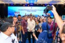 Menteri Ketenagakerjaan Yassierli (tengah, berkemeja krem) berfoto bersama para peserta usai menghadiri acara Sinergitas Pembinaan dan Pengendalian Penggunaan Tenaga Kerja Asing di Jakarta, Rabu (23/9/2026). (FOTO : Dok. Biro Humas Kemnaker)