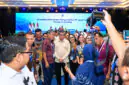 Menteri Ketenagakerjaan Yassierli (tengah, berkemeja krem) berfoto bersama para peserta usai menghadiri acara Sinergitas Pembinaan dan Pengendalian Penggunaan Tenaga Kerja Asing di Jakarta, Rabu (23/9/2026). (FOTO : Dok. Biro Humas Kemnaker)