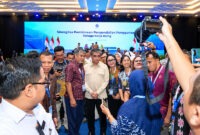 Menteri Ketenagakerjaan Yassierli (tengah, berkemeja krem) berfoto bersama para peserta usai menghadiri acara Sinergitas Pembinaan dan Pengendalian Penggunaan Tenaga Kerja Asing di Jakarta, Rabu (23/9/2026). (FOTO : Dok. Biro Humas Kemnaker)