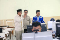 Bupati Tanjung Jabung Barat, Drs. H. Anwar Sadat, M.Ag., saat meninjau langsung pelaksanaan Tes Kemampuan Akademik (TKA) 2026 berbasis komputer di salah satu SMP negeri, Kamis (09/04). Meski ditujukan untuk memetakan mutu siswa, Pemkab mengakui keterbatasan fasilitas laboratorium komputer masih menjadi hambatan utama pemerataan standar pendidikan di wilayah tersebut. (FOTO : Dok. Prokopim)