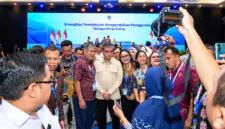 Menteri Ketenagakerjaan Yassierli (tengah, berkemeja krem) berfoto bersama para peserta usai menghadiri acara Sinergitas Pembinaan dan Pengendalian Penggunaan Tenaga Kerja Asing di Jakarta, Rabu (23/9/2026). (FOTO : Dok. Biro Humas Kemnaker)