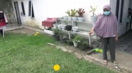 Korban Raisa Arif Menunjukan Letak Motornya Parkir di depan rumah sebelum hilang, Kamis (3/2/22). FOTO : BIN