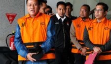 Momen saat para tersangka kasus suap jual-beli jabatan Pemkab Kuantan Singingi (Kuansing) digiring oleh petugas di Gedung Merah Putih KPK. (FOTO : Dok. Istimewa/NET)