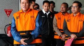 Momen saat para tersangka kasus suap jual-beli jabatan Pemkab Kuantan Singingi (Kuansing) digiring oleh petugas di Gedung Merah Putih KPK. (FOTO : Dok. Istimewa/NET)