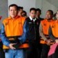 Momen saat para tersangka kasus suap jual-beli jabatan Pemkab Kuantan Singingi (Kuansing) digiring oleh petugas di Gedung Merah Putih KPK. (FOTO : Dok. Istimewa/NET)
