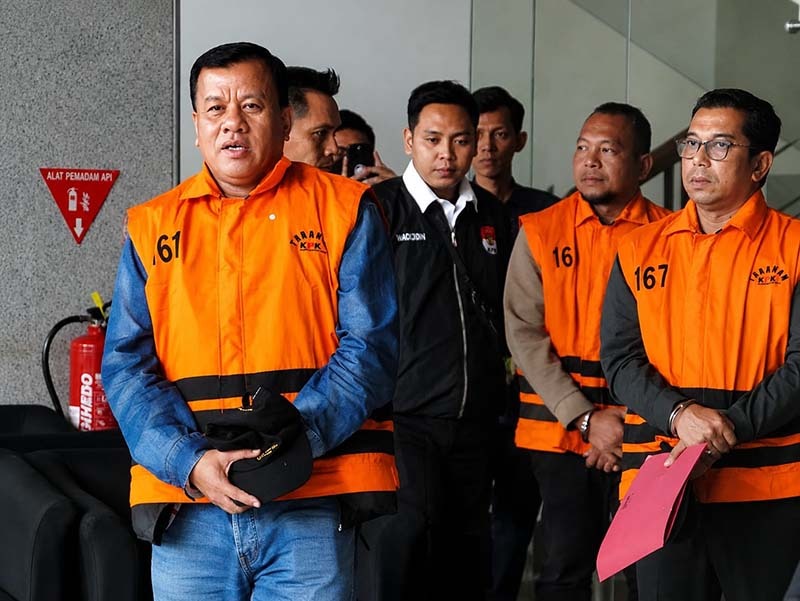 Momen saat para tersangka kasus suap jual-beli jabatan Pemkab Kuantan Singingi (Kuansing) digiring oleh petugas di Gedung Merah Putih KPK. (FOTO : Dok. Istimewa/NET)