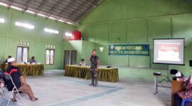 Letda Kav Rizki memberikan penyuluhan Wawasan Kebangsaan kepada Warga Masyarakat di GOR Desa Intan Jaya, Kecamatan Muara Papalik, Kamis (19/5/22). FOTO : PENDIM Tjb