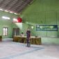Letda Kav Rizki memberikan penyuluhan Wawasan Kebangsaan kepada Warga Masyarakat di GOR Desa Intan Jaya, Kecamatan Muara Papalik, Kamis (19/5/22). FOTO : PENDIM Tjb