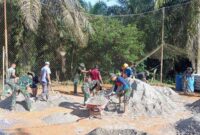 Satgas TMMD Ke -113 Tahun 2022 Kodim 0419/ Tanjab bersama Masyarakat melakukan pengecoran terhadap Lapangan Bola Voli di Desa Sungai Muluk, Minggu (29/5/22). Foto : Pendim Tjb