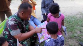 Anak - Anak di Desa Sungai Muluk menikmati membaca Buku dari Puskeling Dinas Perpustakaan Tanjab Barat yang dihadirkan Satgas TMMD ke-113 Kodim 0419/Tanjab, Selasa (31/5/22). FOTO : Pendim Tjb