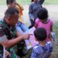 Anak - Anak di Desa Sungai Muluk menikmati membaca Buku dari Puskeling Dinas Perpustakaan Tanjab Barat yang dihadirkan Satgas TMMD ke-113 Kodim 0419/Tanjab, Selasa (31/5/22). FOTO : Pendim Tjb