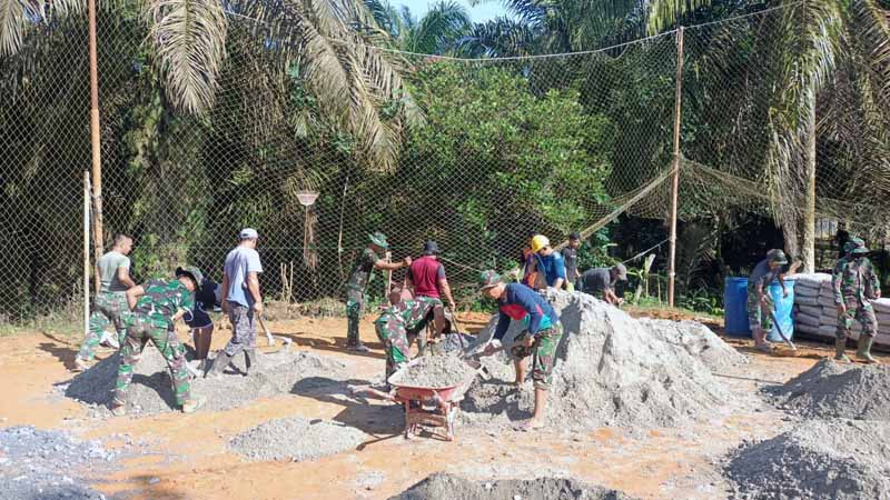 Satgas TMMD Ke -113 Tahun 2022 Kodim 0419/ Tanjab bersama Masyarakat melakukan pengecoran terhadap Lapangan Bola Voli di Desa Sungai Muluk, Minggu (29/5/22). Foto : Pendim Tjb
