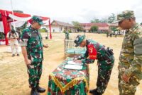 Pangdam XX/Tuanku Imam Bonjol Mayjen TNI Arief Gajah Mada (kiri) mendampingi prosesi penandatanganan dokumen hasil TMMD Ke-128 Kodim 0420/Sarko di Desa Seko Besar, Sarolangun, Kamis (21/5/2026). Program ini berhasil merenovasi infrastruktur jalan, fasilitas air bersih, serta rumah tidak layak huni milik warga. (FOTO: Pen-Dam XX/TIB)