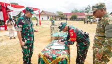 Pangdam XX/Tuanku Imam Bonjol Mayjen TNI Arief Gajah Mada (kiri) mendampingi prosesi penandatanganan dokumen hasil TMMD Ke-128 Kodim 0420/Sarko di Desa Seko Besar, Sarolangun, Kamis (21/5/2026). Program ini berhasil merenovasi infrastruktur jalan, fasilitas air bersih, serta rumah tidak layak huni milik warga. (FOTO: Pen-Dam XX/TIB)