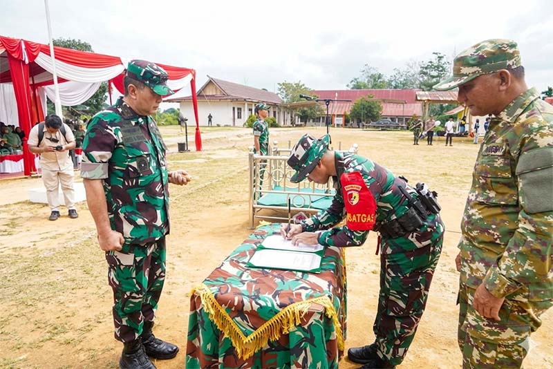 Pangdam XX/Tuanku Imam Bonjol Mayjen TNI Arief Gajah Mada (kiri) mendampingi prosesi penandatanganan dokumen hasil TMMD Ke-128 Kodim 0420/Sarko di Desa Seko Besar, Sarolangun, Kamis (21/5/2026). Program ini berhasil merenovasi infrastruktur jalan, fasilitas air bersih, serta rumah tidak layak huni milik warga. (FOTO: Pen-Dam XX/TIB)