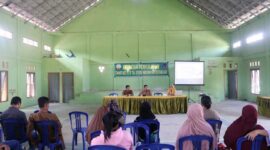 Narasumber Dinas Pendidikan dan Kebudayaan Tanjung Jabung Barat Retno memberikan penyuluhan Paket C, Selasa (31/5/22). FOTO : Pendim Tjb