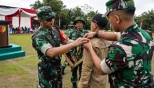 Danrem 042/Garuda Putih Brigjen TNI Nyamin, S.I.P., M.M Memimpin Upacara Penutupan TMMD Ke-129 TA 2026 Kodim 0416/Bute di Desa Tanjung Agung, Kecamatan Muko Muko Bathin VII, Kabupaten Bungo, Kamis (13/08/2026). (Foto: Dok. Kodim 0416/Bute)