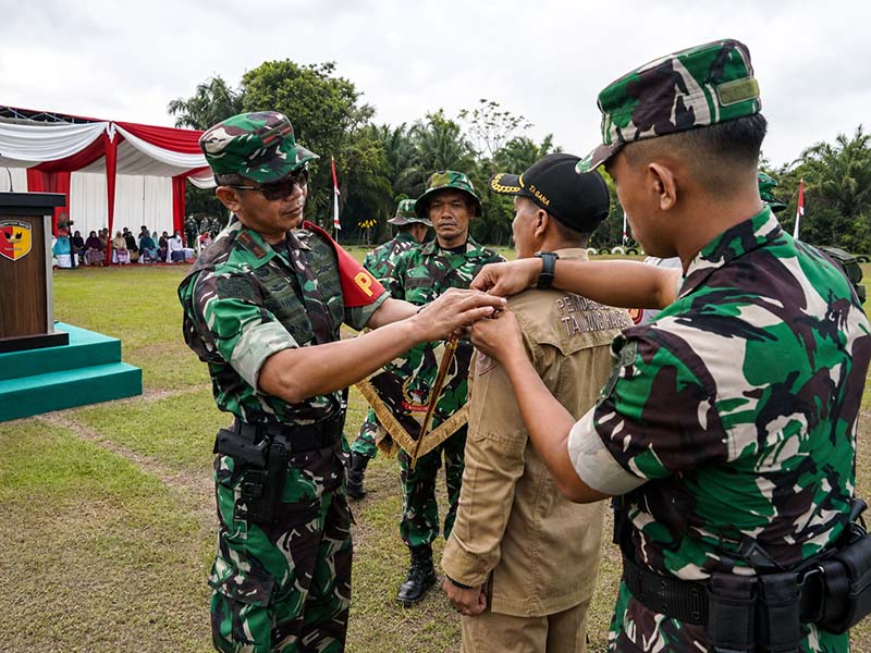 Danrem 042/Garuda Putih Brigjen TNI Nyamin, S.I.P., M.M Memimpin Upacara Penutupan TMMD Ke-129 TA 2026 Kodim 0416/Bute di Desa Tanjung Agung, Kecamatan Muko Muko Bathin VII, Kabupaten Bungo, Kamis (13/08/2026). (Foto: Dok. Kodim 0416/Bute)