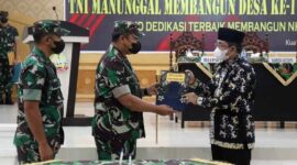 Bupati H. Anwar Sadat disaksikan Danrem 042/Gapu Brigjen TNI Supriono dan Dandim 0419/Tanjab Letkol Kav Muslim Rahim T menandatangani berita acara serah terima program TMMD ke-113 TA 2022 Kodim 0419/Tanjab. FOTO : ISt