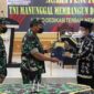 Bupati H. Anwar Sadat disaksikan Danrem 042/Gapu Brigjen TNI Supriono dan Dandim 0419/Tanjab Letkol Kav Muslim Rahim T menandatangani berita acara serah terima program TMMD ke-113 TA 2022 Kodim 0419/Tanjab. FOTO : ISt