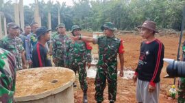 Dandim 0415/Jambi Letkol Inf Yoga Cahya Prasetya Saat Tinjau Langsung Lokasi TMMD di Desa Suka Maju Guna Pastikan Keselarasan dengan Rencana. FOTO : PENDIM